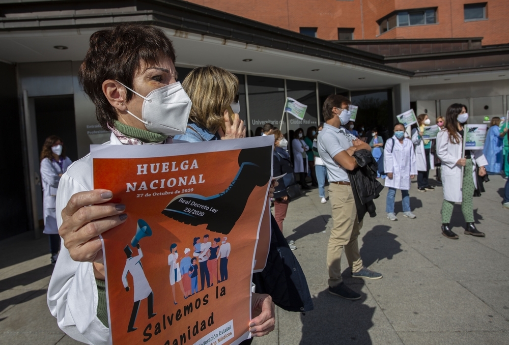 Médicos en España reclaman más reconocimiento a su labor durante la pandemia