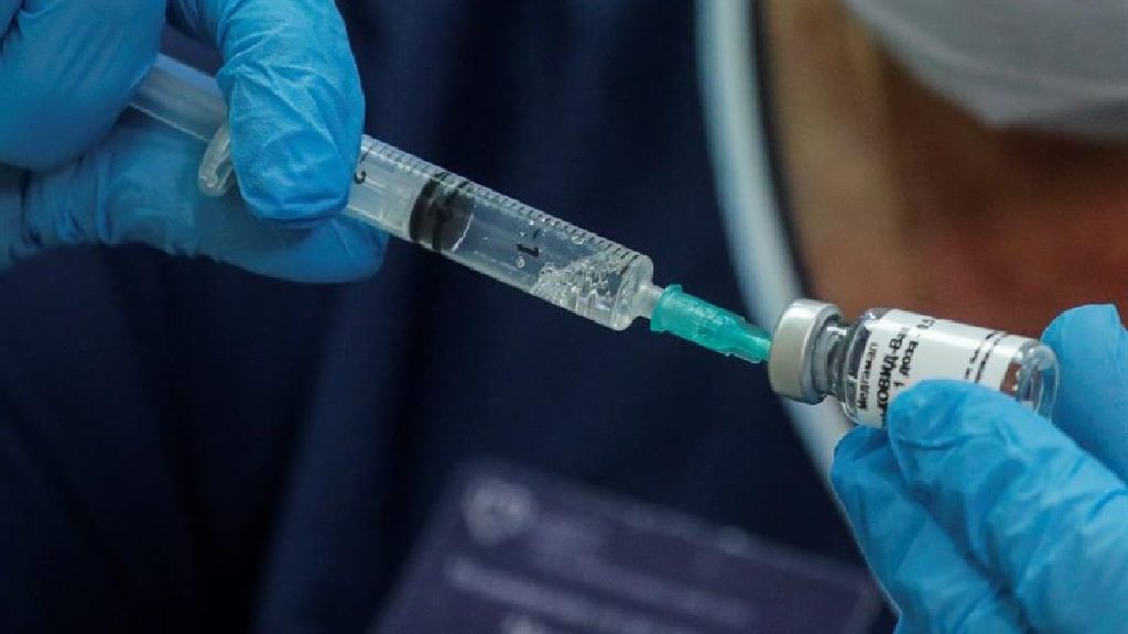 Muere voluntario que participaba en pruebas de vacuna de Oxford
