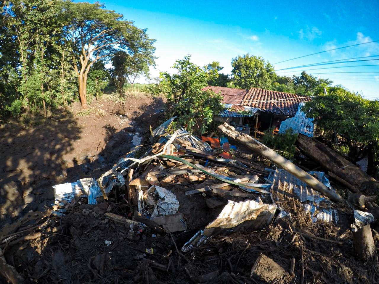 Corrimiento de tierra en El Salvador deja al menos seis muertos y más de 30 desaparecidos