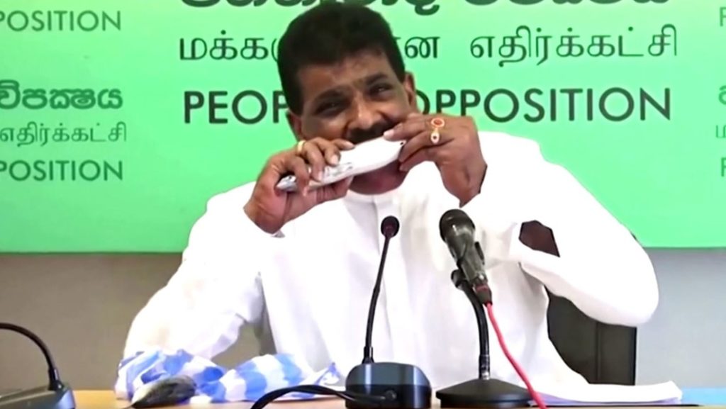 Vea cómo el ex ministro de Sri Lanka se come un pescado crudo EN VIVO (+Video)