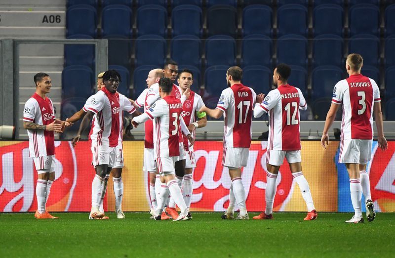 El Ajax confirmó que once jugadores dieron positivo por Covid-19