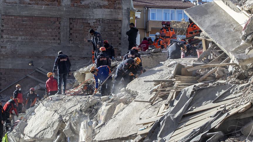 Salvan a una niña de entre los escombros 91 horas después del terremoto en Turquía