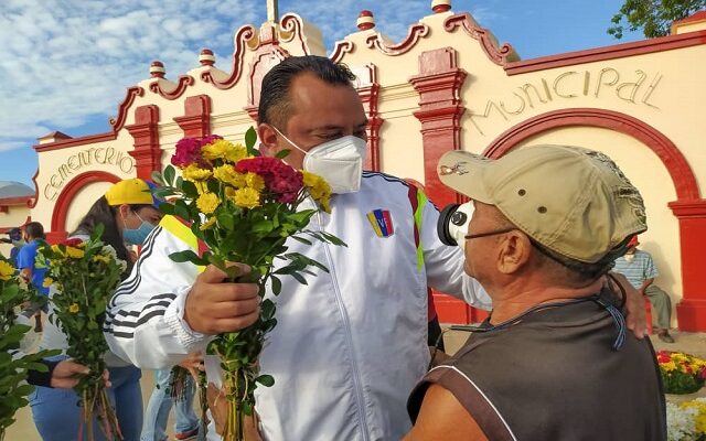 Alcalde Francisco González acompañó a los deudos para rendir tributo a los fieles difuntos