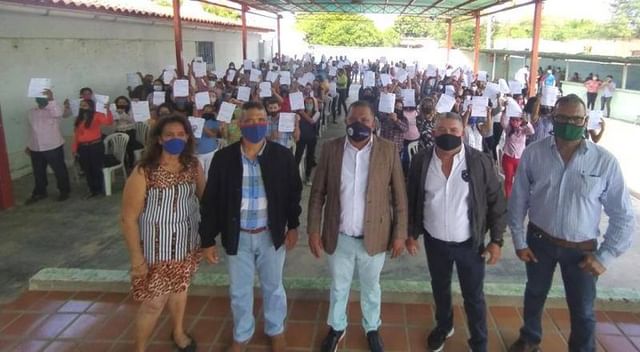 Gobernador Alfredo Díaz entregó titularidades a docentes y bedeles en municipio Marcano