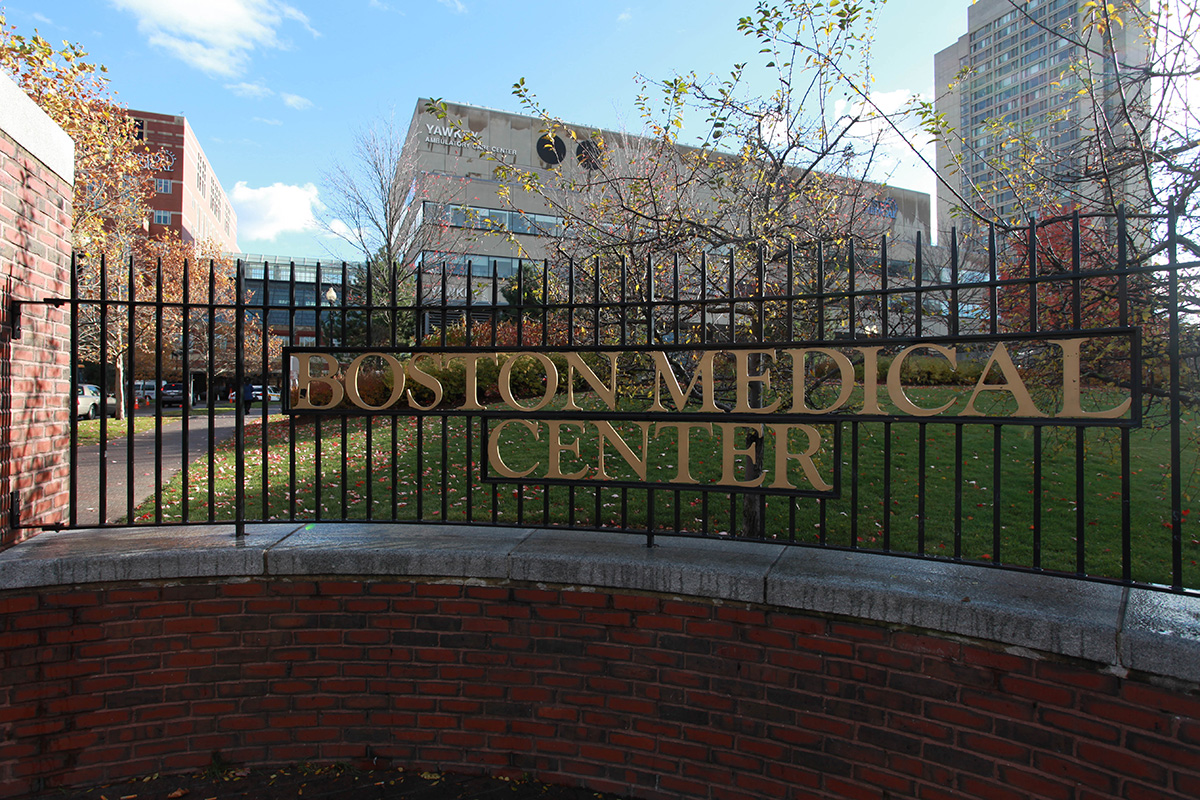 Boston Medical Center celebra llegada de primer lote de vacunas contra el covid-19