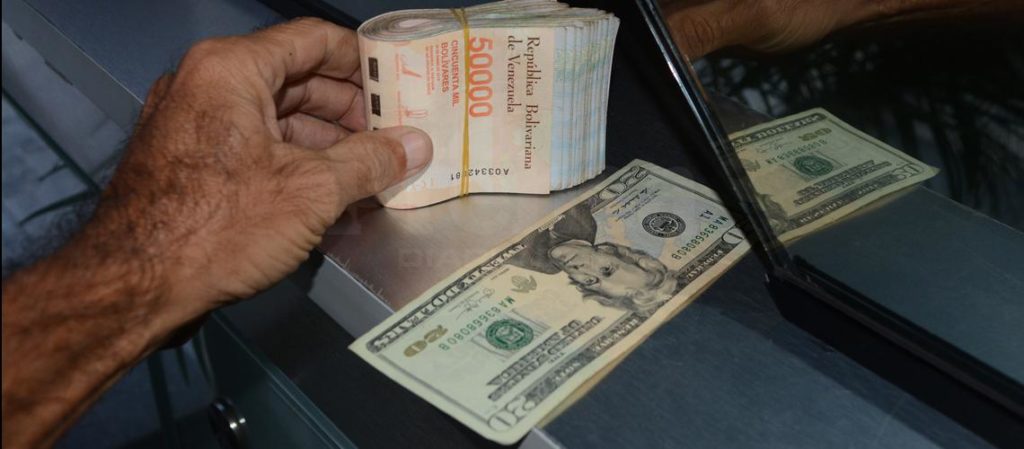 Dólar paralelo amaneció sobre el millón este lunes