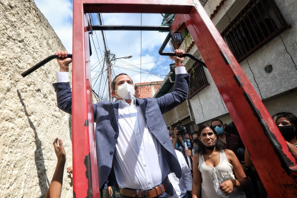 Guaidó recorrió el barrio La Lucha, en Caracas para promover la consulta popular