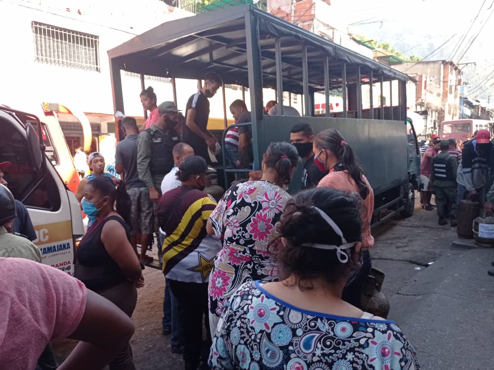 Habitantes de Petare cierran avenida Rómulo Gallegos por falta de gas domésticobrote de covid-19 en los Navegantes del Magallanes