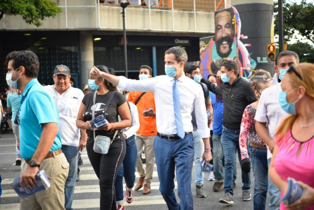 Guaidó recorre la estación Chacao del Metro de Caracas para promover la Consulta Popular