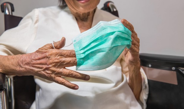 Mujer de 104 años supera el covid-19 y sale de un hospital de Madrid