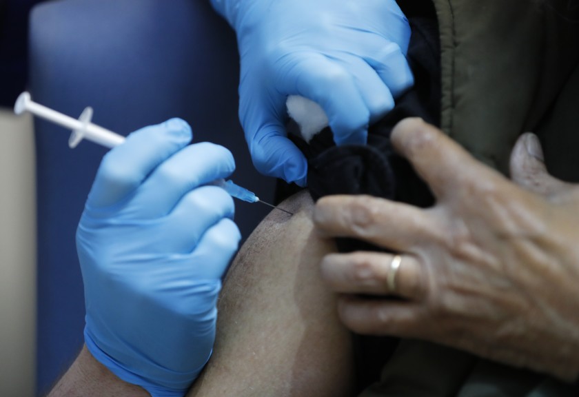 En ensayo de la vacuna de Pfizer, cuatro voluntarios experimentan temporalmente parálisis facial