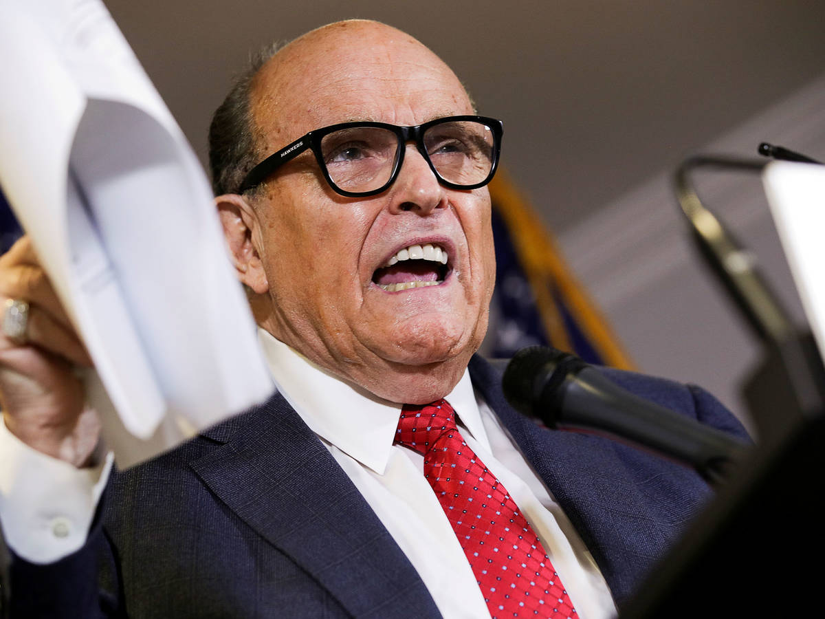 Abogado de Trump Rudy Giuliani dio positivo por covid-19