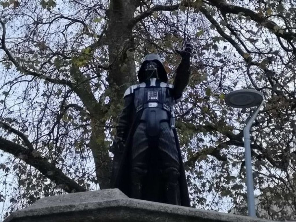 Estatua de Darth Vader aparece en el lugar del monumento al esclavista Edward Colston en Bristol