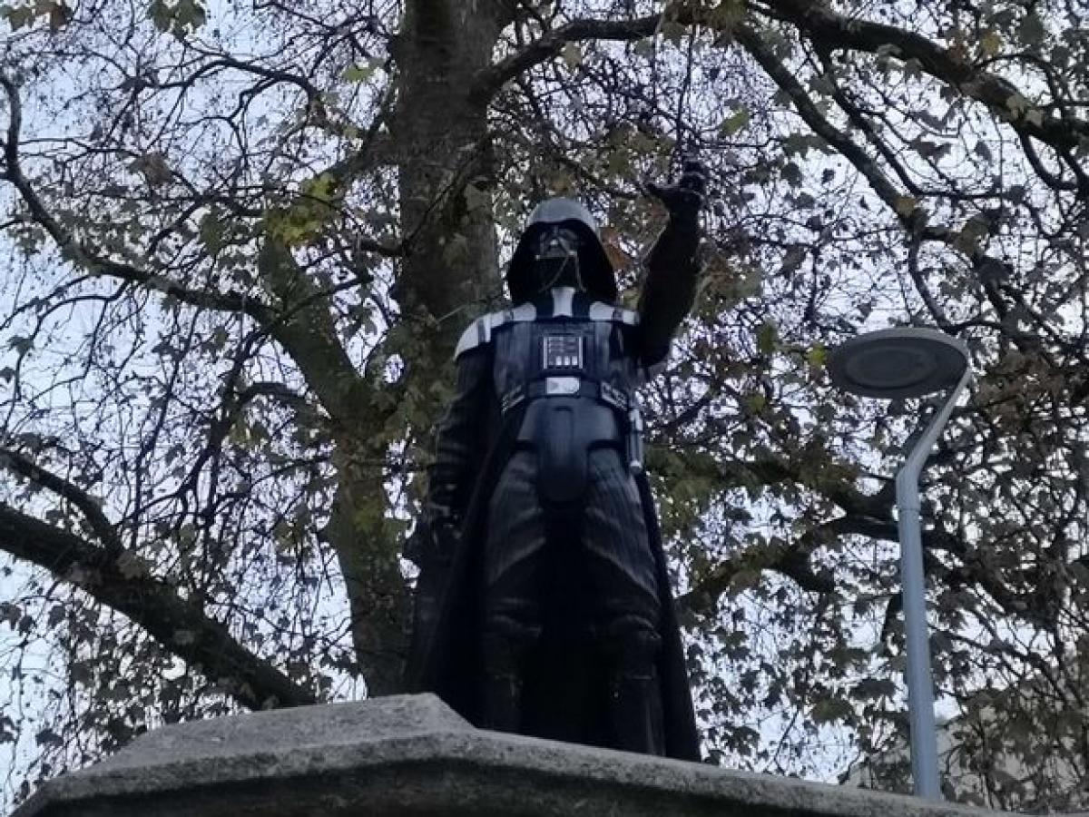 Estatua de Darth Vader aparece en el lugar del monumento al esclavista Edward Colston en Bristol