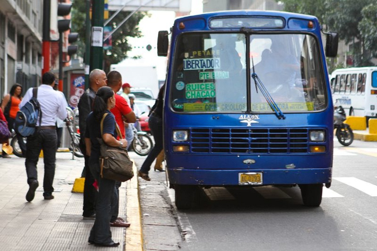 Transportistas piden que tarifa mínima sea de 0,60 dólares en rutas interurbanas