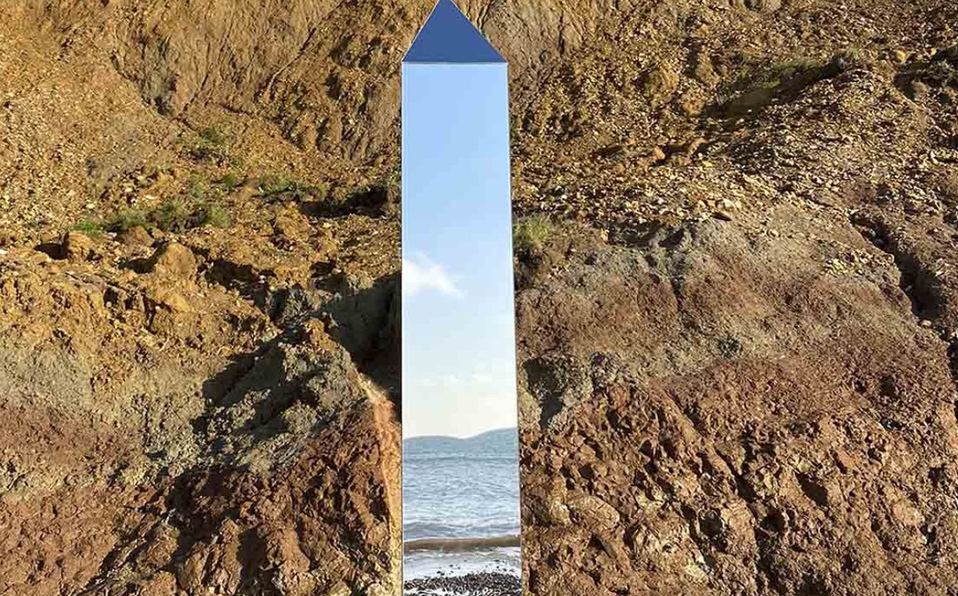 ¡Insólito! Un nuevo monolito aparece en una playa de Inglaterra