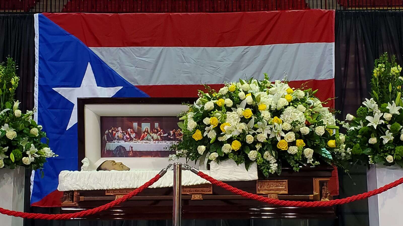 Fanático del funeral de Tito Rojas es expulsado por intentar fotografiarse con el cuerpo