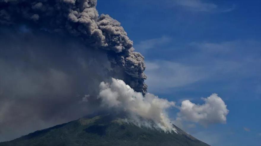 Más de 4.400 habitantes fueron evacuados tras erupción del volcán Lewotolo en Indonesia