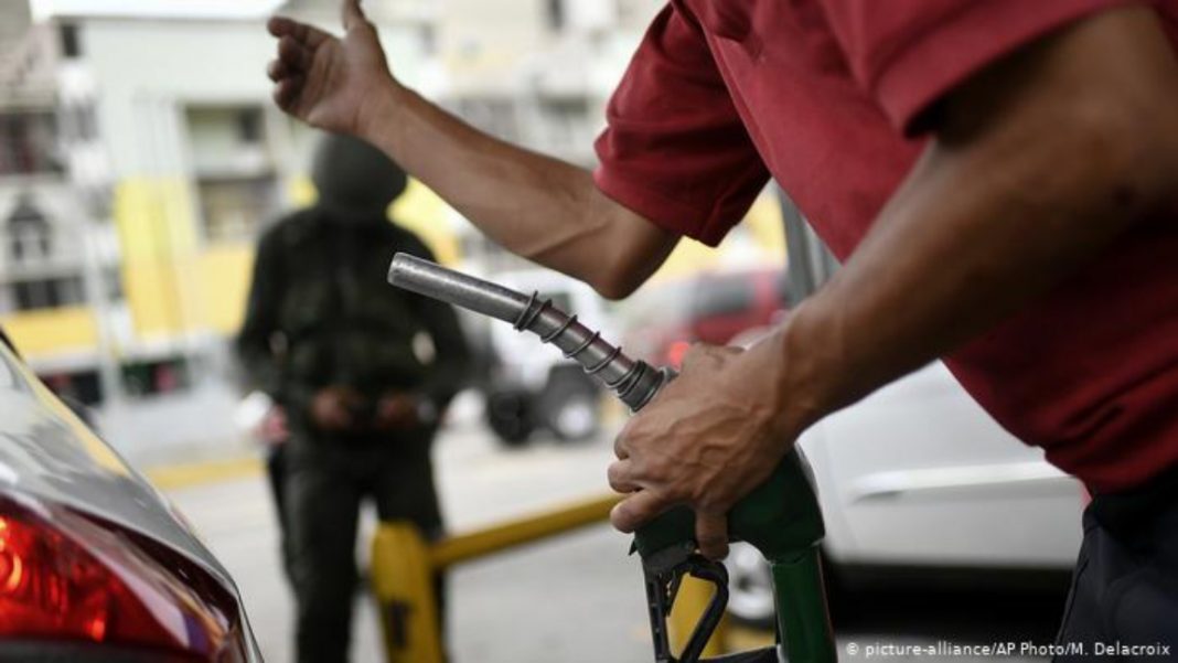 Denuncian que GN y policías cobran entre 5 y 10 dólares por surtir gasolina