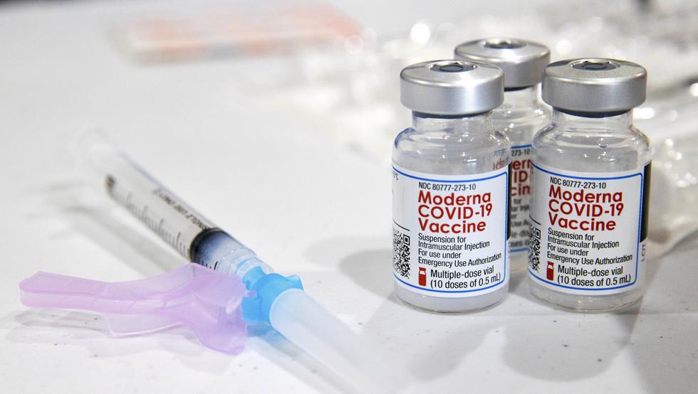 Moderna asegura que su vacuna neutraliza las variantes británica y surafricana del covid-19