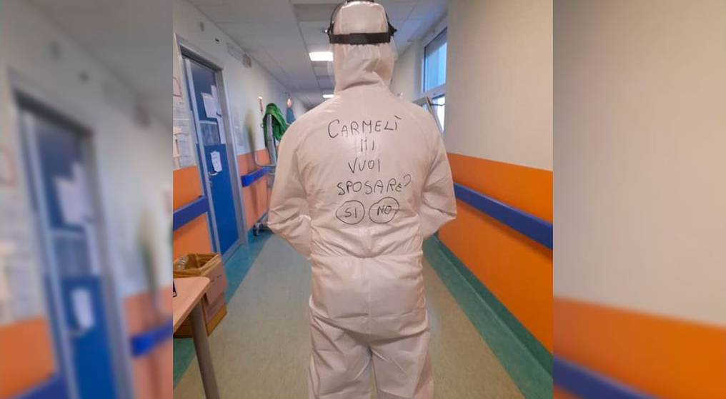 Enfermero propone matrimonio a su novia con ayuda de su traje de protección antiCovid-19