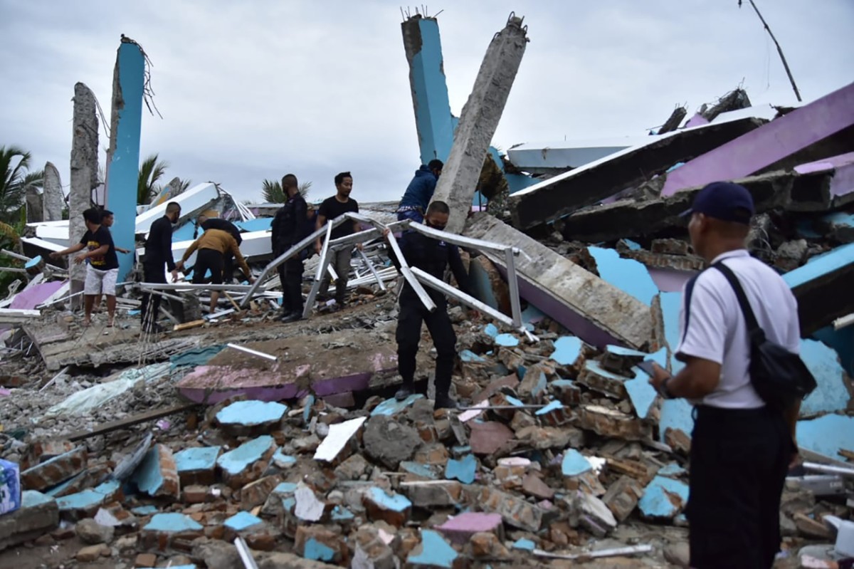 Aumenta a 26 la cifra de muertos tras el terremoto en Indonesia