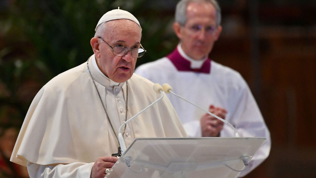 Papa Francisco decreta ley que permite a las mujeres repartir la comunión y ayudar en el altar