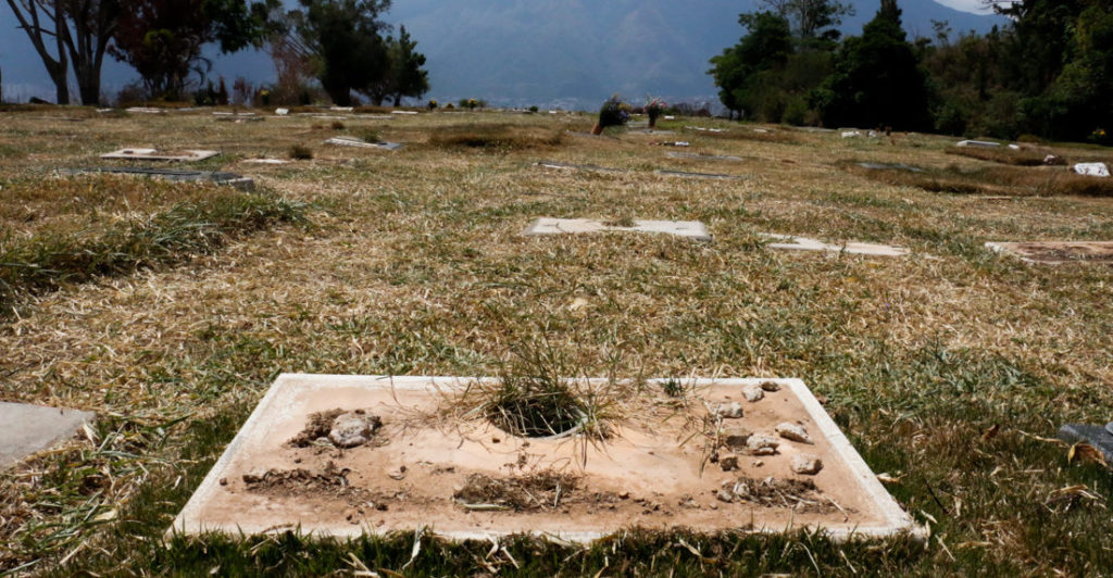 Denuncian nuevo robo de placas de las tumbas del Cementerio del Este