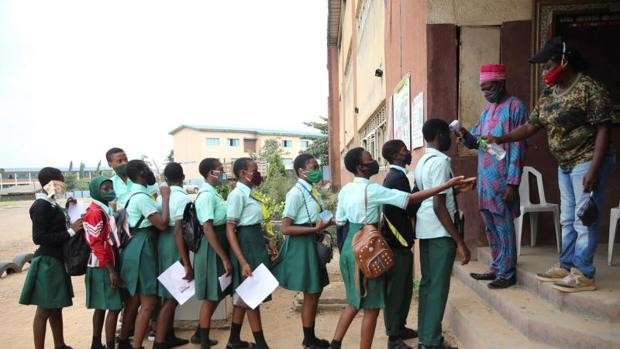 Grupo armado atacó una escuela en Nigeria y secuestra a más de 300 niñas