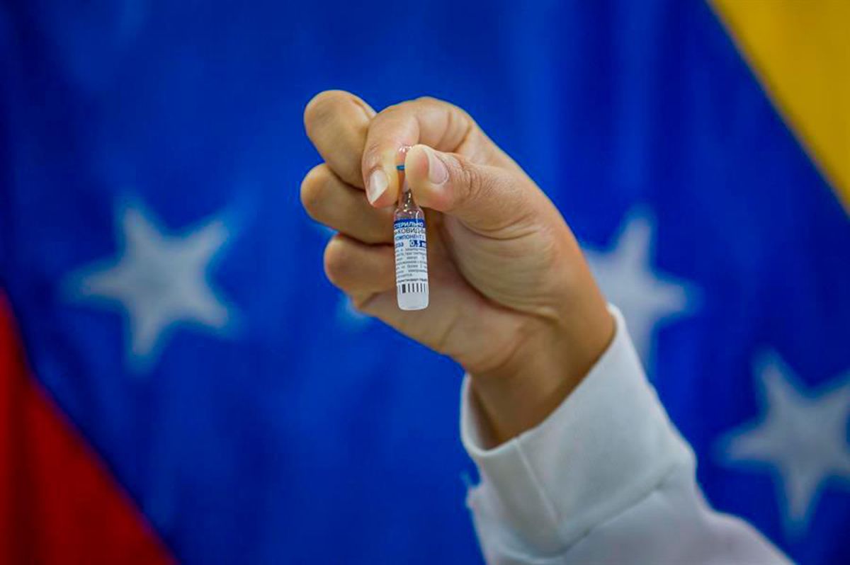 Diputados de la Asamblea Nacional oficialista reciben vacuna anticovid