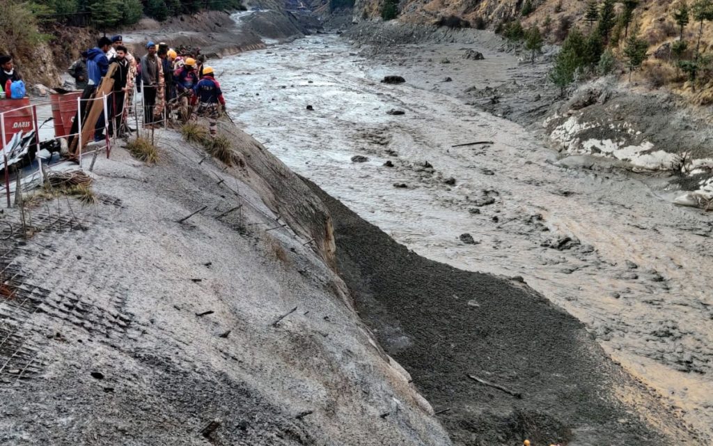 Desprendimiento de glaciar en la India deja 31 muertos y 165 desaparecidos