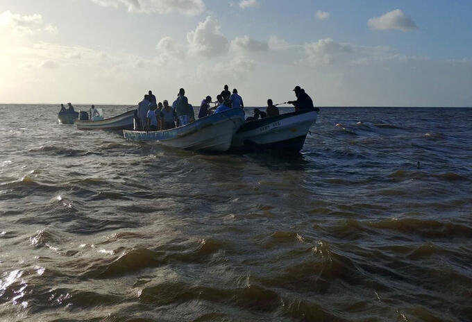 Grupo de venezolanos es rescatado luego de que se hundiera su embarcación en Sucre