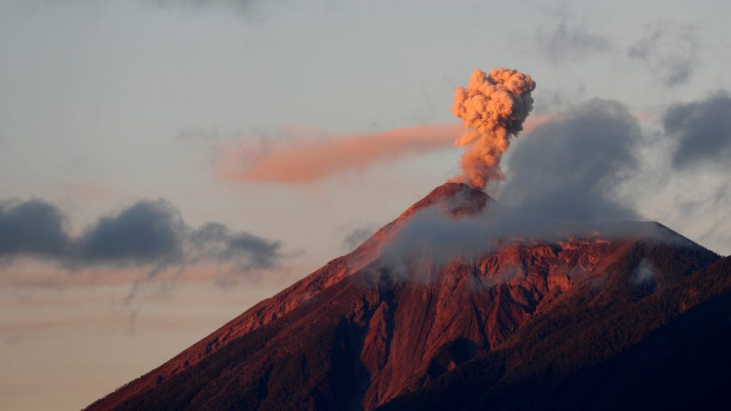 Declaran en erupción el volcán de Fuego de Guatemala