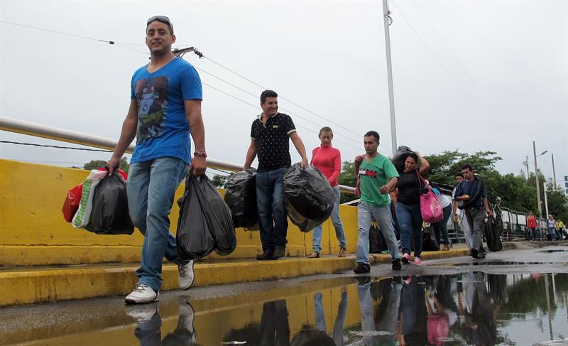 Unos 161 venezolanos cruzan hacia Colombia para huir de los combates en Apure