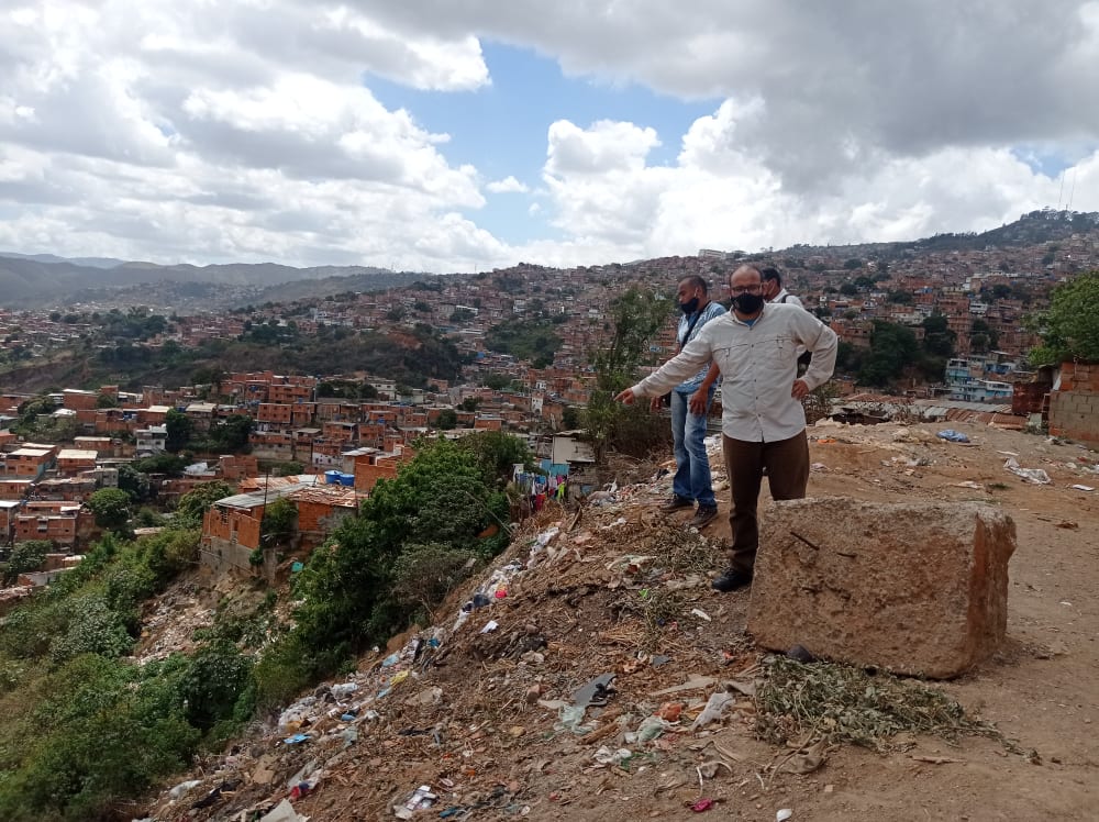 Denuncian montañas de desechos y gases tóxicos en barrios de Caracas