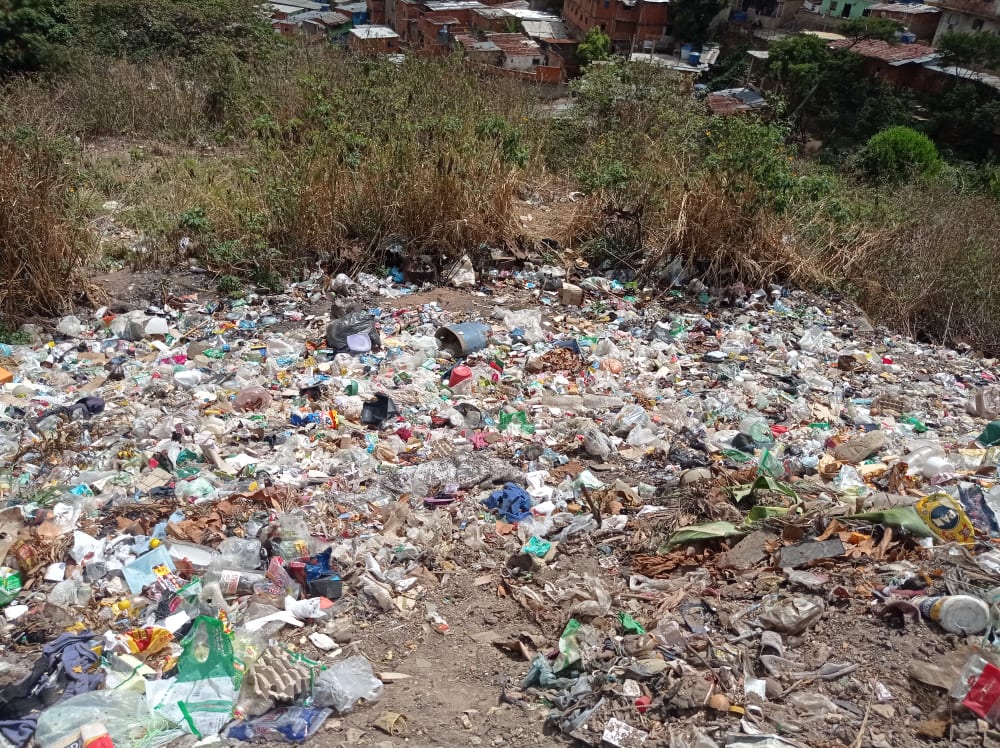 Denuncian montañas de desechos y gases tóxicos en barrios de Caracas