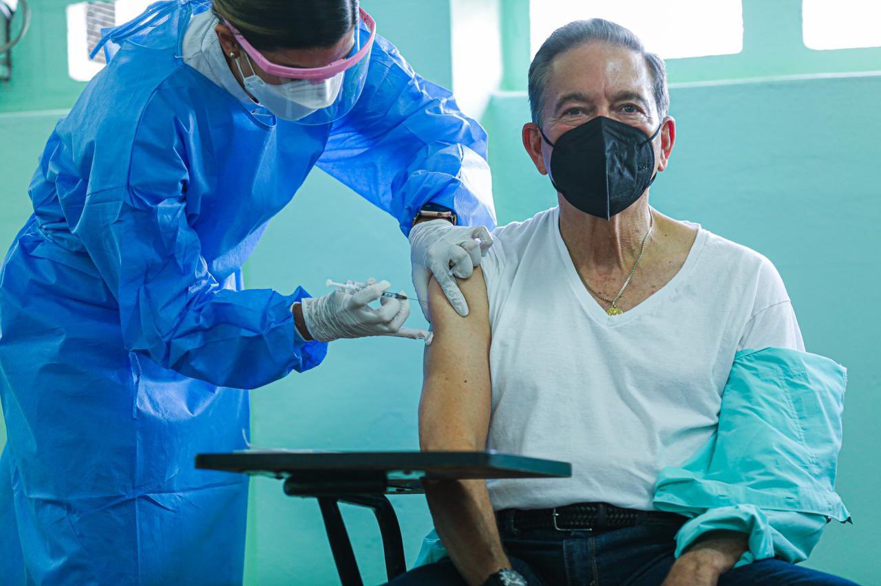 Presidente de Panamá recibió la primera dosis de la vacuna de Pfizer contra el coronavirus