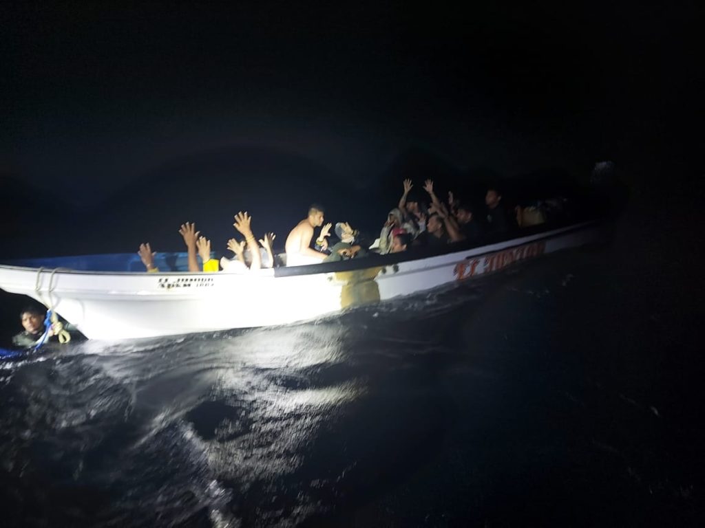 Bote con 14 venezolanos indocumentados fue interceptado en aguas de Aruba