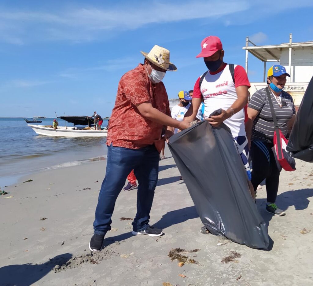 Ejecutan Saneamiento Ambiental en playas del municipio Mariño