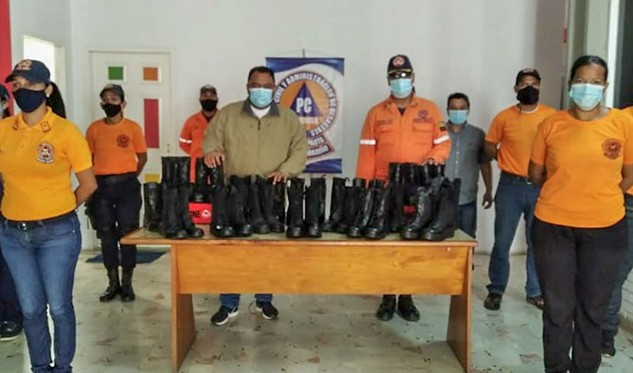 Alcaldía de Mariño dota a funcionarios de Protección Civil de botas de seguridad