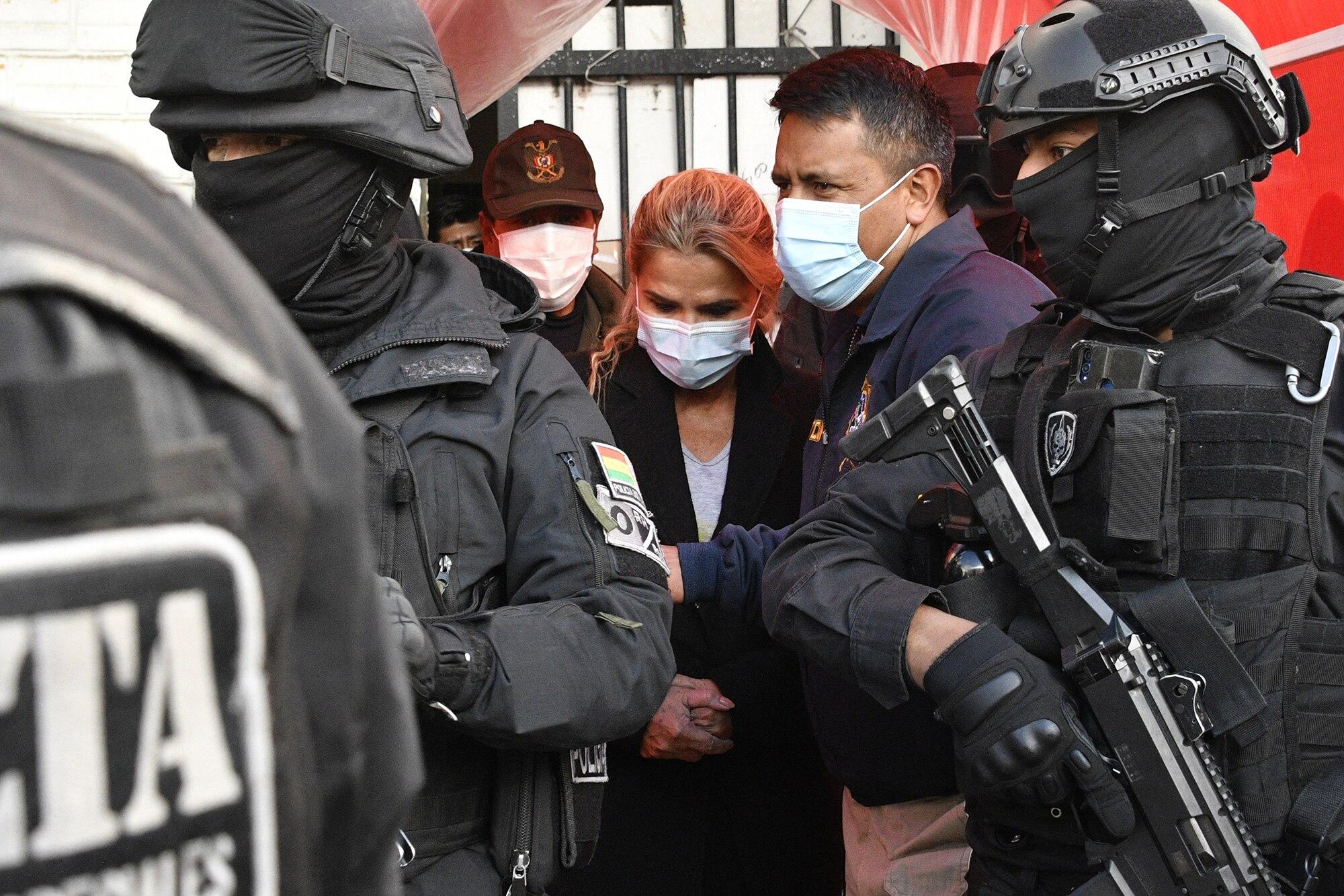 Jeanine Áñez y sus exministros pagarán 4 meses de prisión en Bolivia