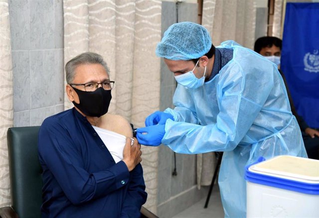 Presidente de Pakistán da positivo en COVID-19 tras recibir la vacuna china Sinopharm