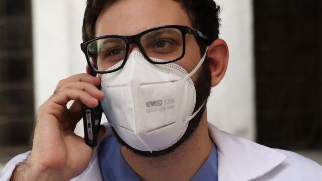 Médicos voluntarios atienden casos de coronavirus vía telefónica en Venezuela