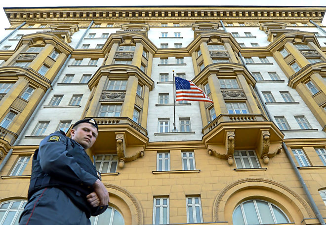 Embajada de Estados Unidos en Moscú recortará su personal consular en un 75 %