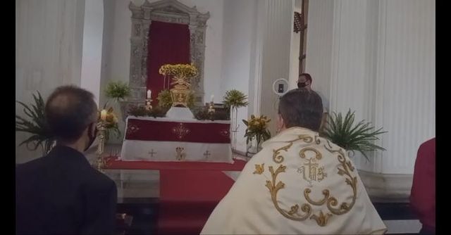 Mujer abofeteó al padre en plena misa en San Cristóbal (+Video)