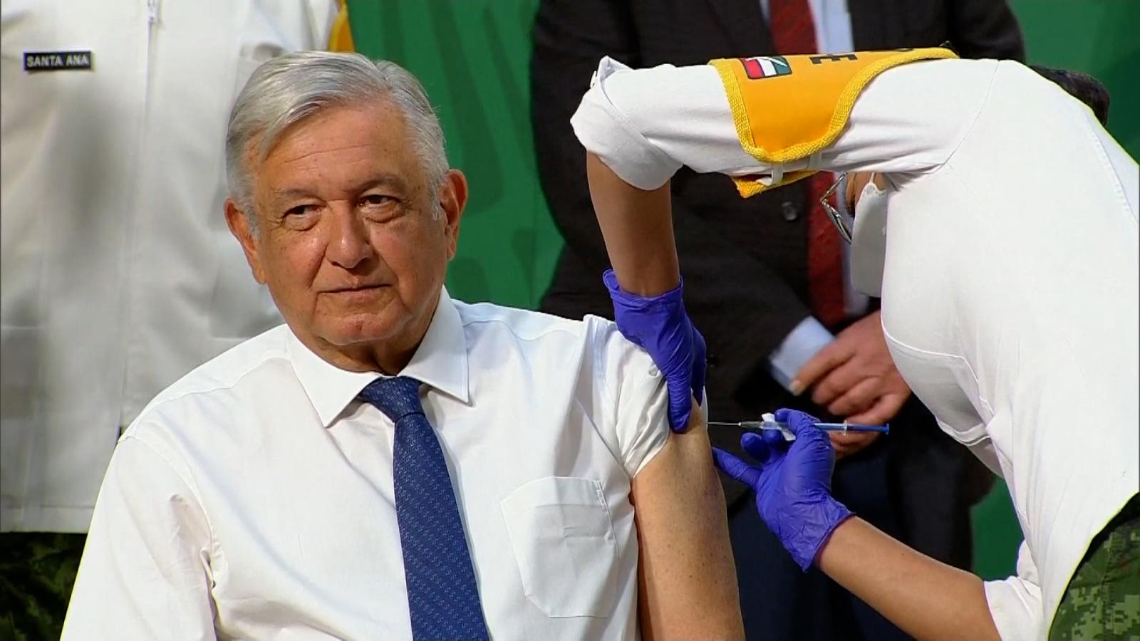 López Obrador recibe primera dosis de la vacuna AstraZeneca contra el COVID-19