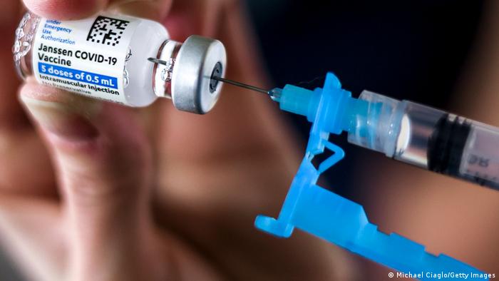 Recomiendan suspender el uso de la vacuna para el COVID-19 de Johnson & Johnson en EE.UU.