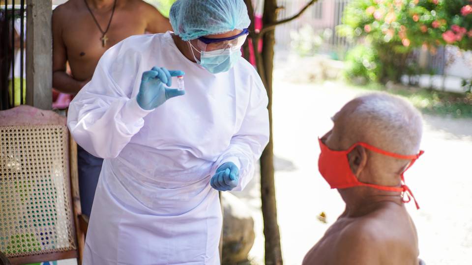 Colombia inicia vacunación de los mayores de 60 años a partir de este #30Abr