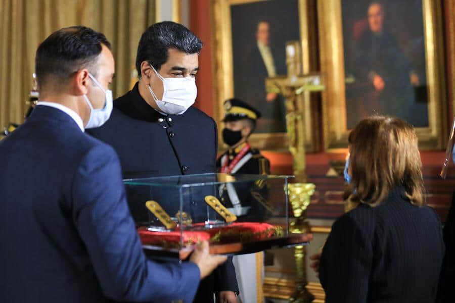 Maduro otorgó la Orden Libertadores a Aristóbulo Istúriz