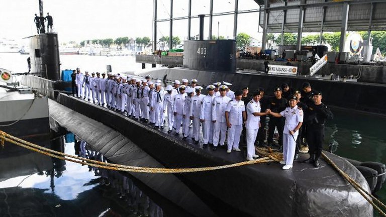 Desaparece submarino en Indonesia con 53 personas a bordo